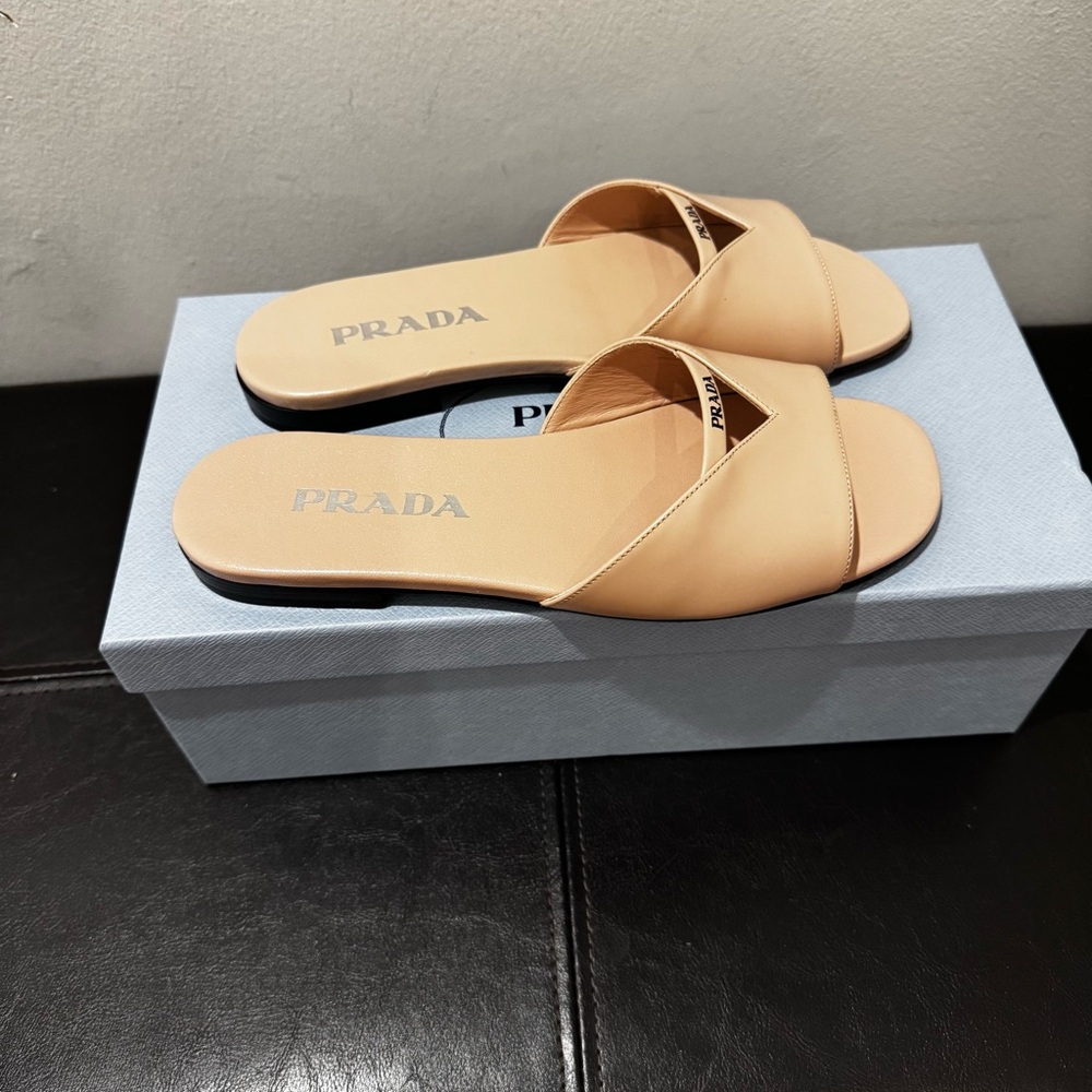 Prada Calzature Donna  Cipria Beige Slide Sandals size 35.5 made in Italy.